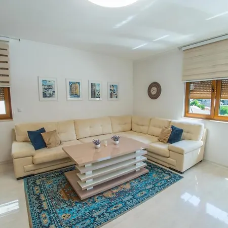 Light De Luxe - With Old Bridge View