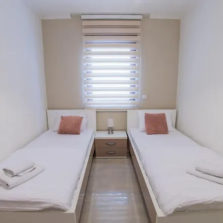 Light De Luxe - With Old Bridge View